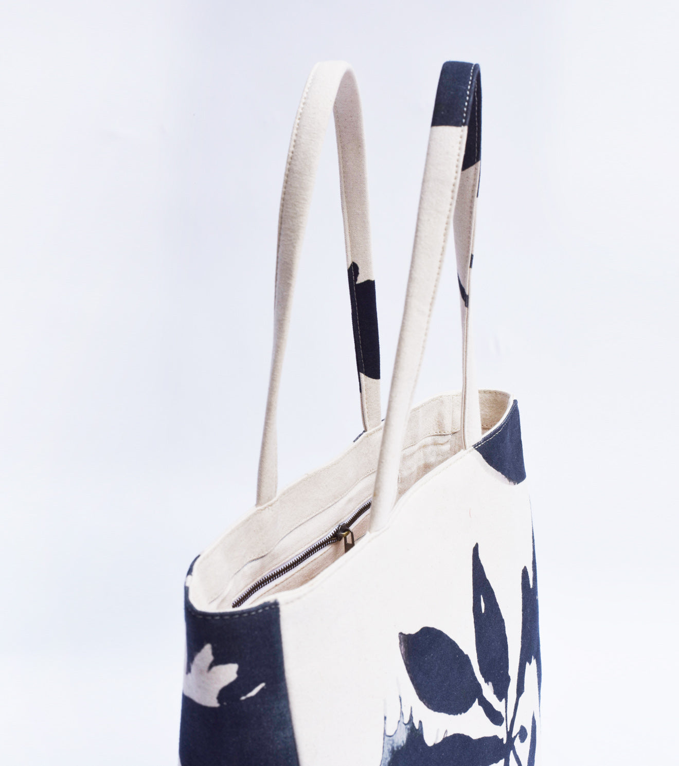 Black phoebe tote